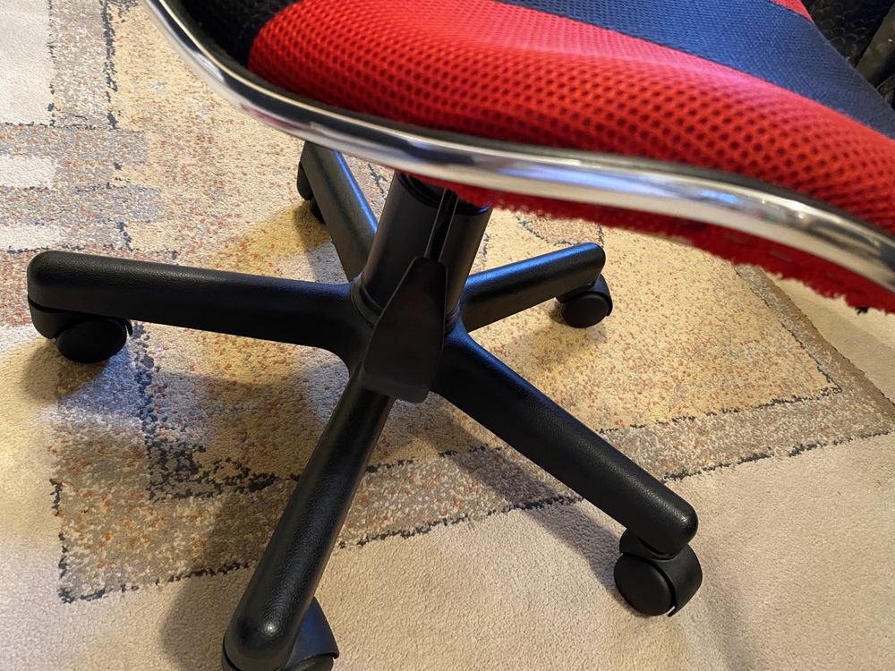 Fajne czarno - czerwone krzesło do biurka