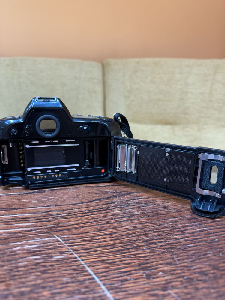 Фотоапарат Nikon N90s + батарейний блок MB-10