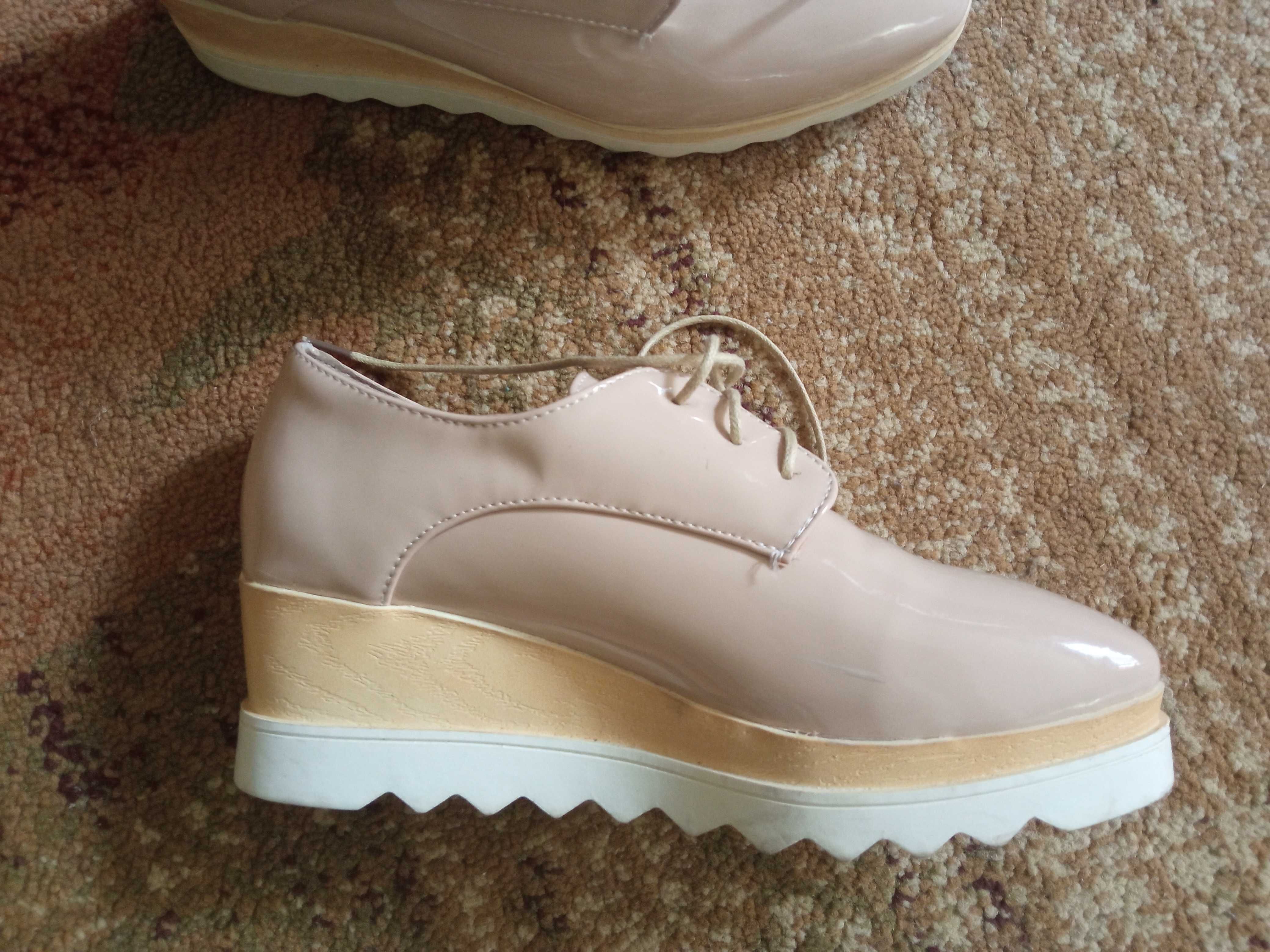 Buty na koturnie, kolor nude, cieliste, kwadratowy nosek modne r.38/39