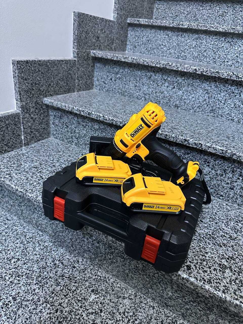 DeWalt Шуруповерт аккумуляторный безщеточный в кейсе с инструментами