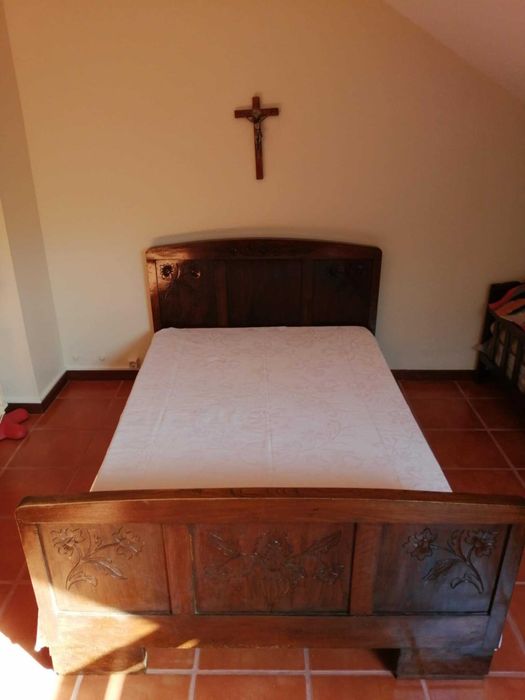 Cama antiga de madeira maciça
