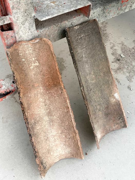 Telhas antigas canudas, retiradas de uma casa centenária