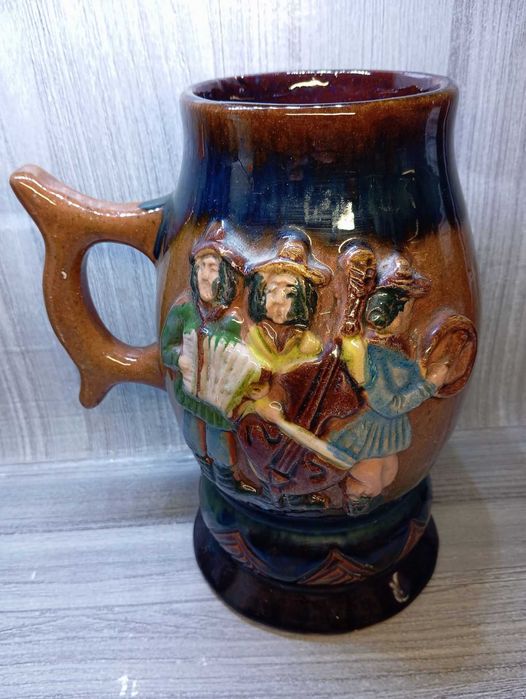 Ceramiczny kufel z motywami muzyków ludowych - PRL