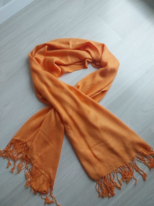Pomarańczowy szal YR