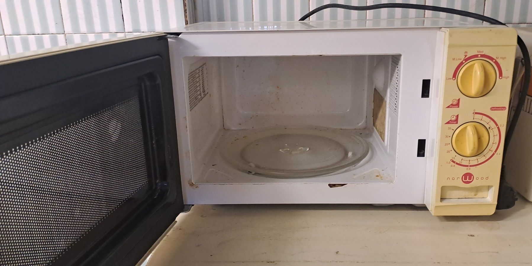 Microondas a funcionar perfeitamente