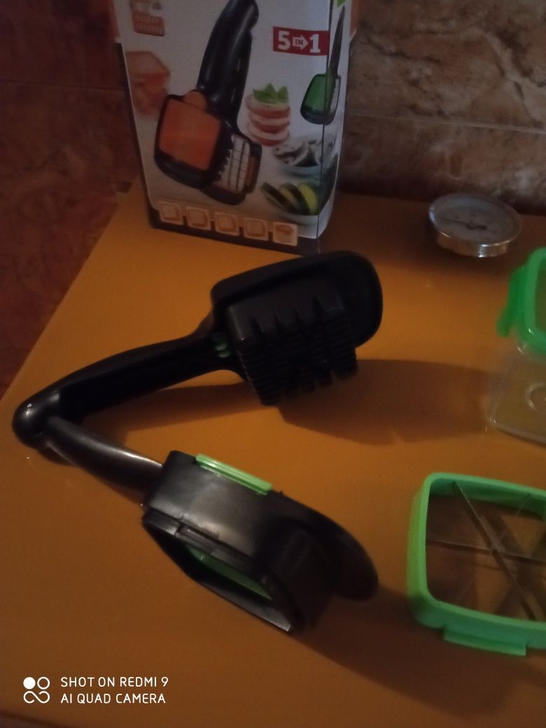 Sprzedam nową maszynkę do krojenia warzyw lub owoców na salatke