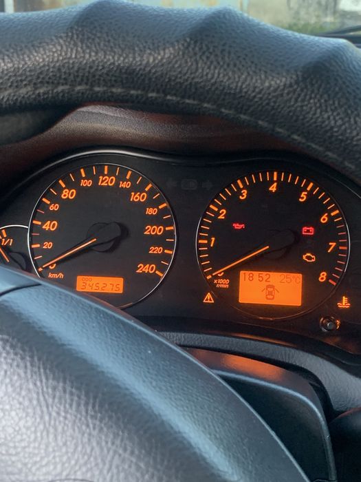 Тойота авенсис 1,8 бенз очень хорошее состояние