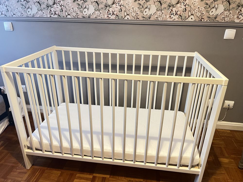 Cama de bébé marca Ikea