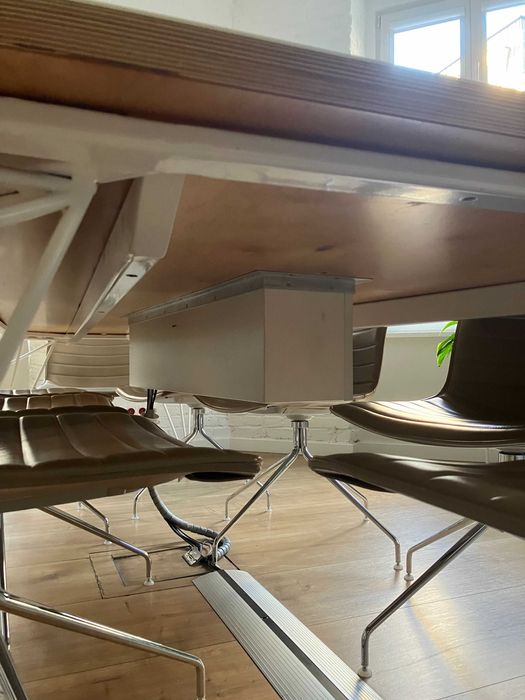 Corian stół konferencyjny 260×144x90 z panelem zasilania – biały