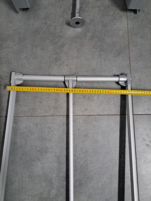 Wieszak opuszczany do szafy pantograf