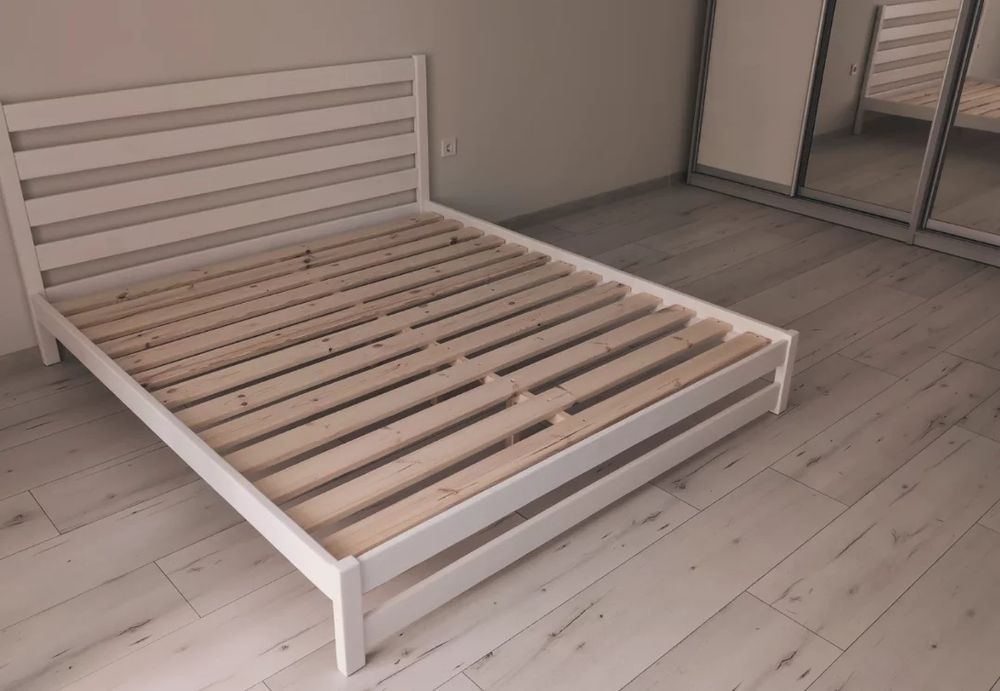 Двоспальне ліжко з масиву дерева