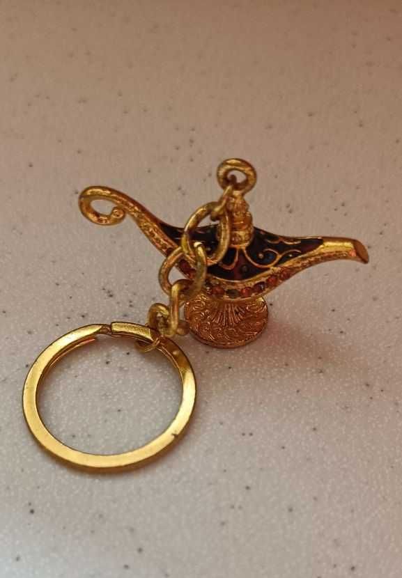 Metalowy breloczek w kształcie Lampy Alladyna.