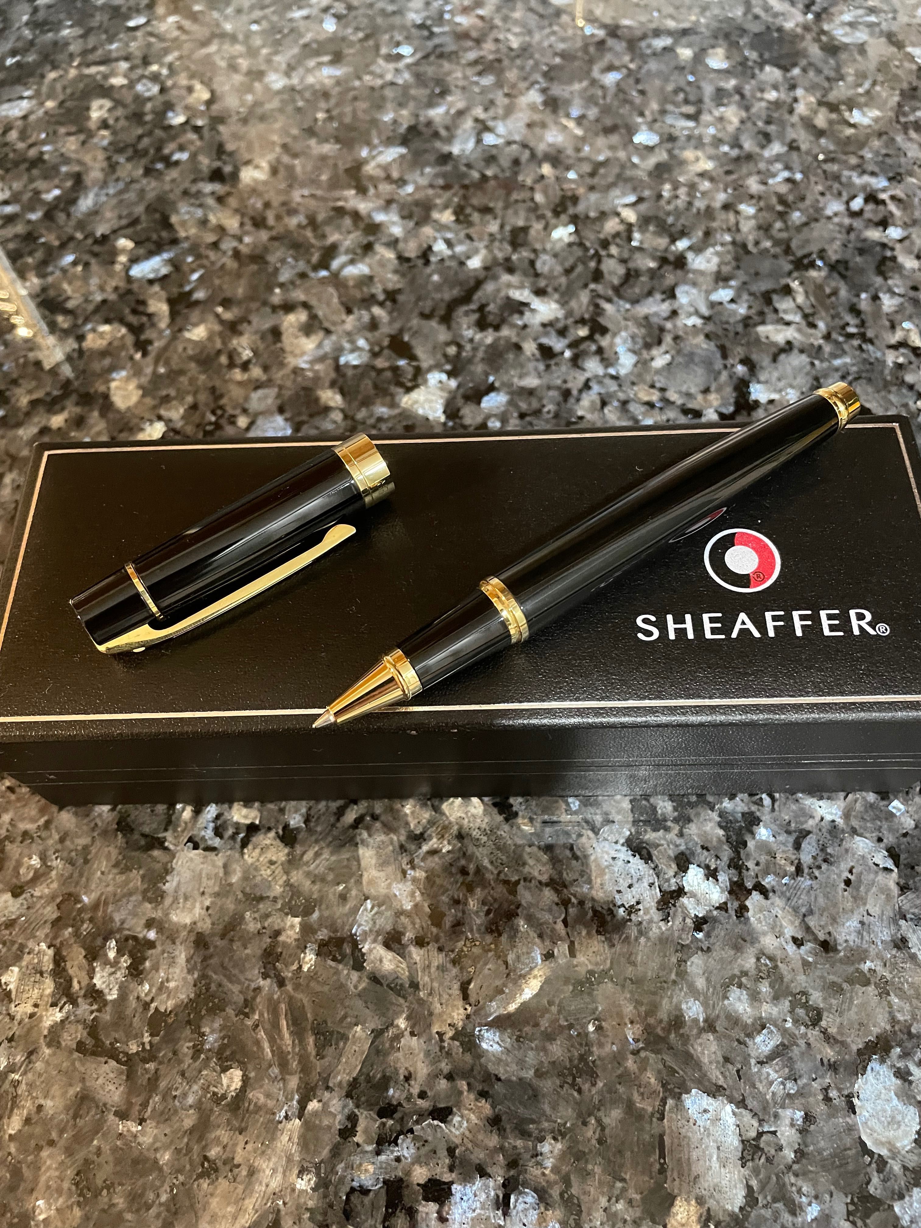 Caneta da marca Sheaffer preto e dourado (Nova).