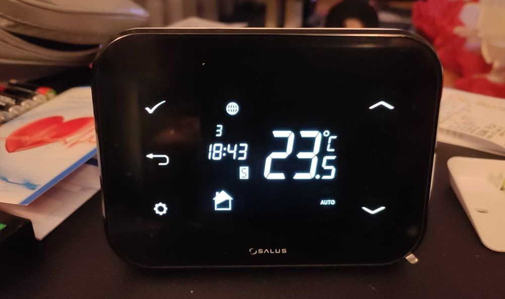 Regulator Salus iT500TR, nadajnik czyli sam ekran, którym się steruje