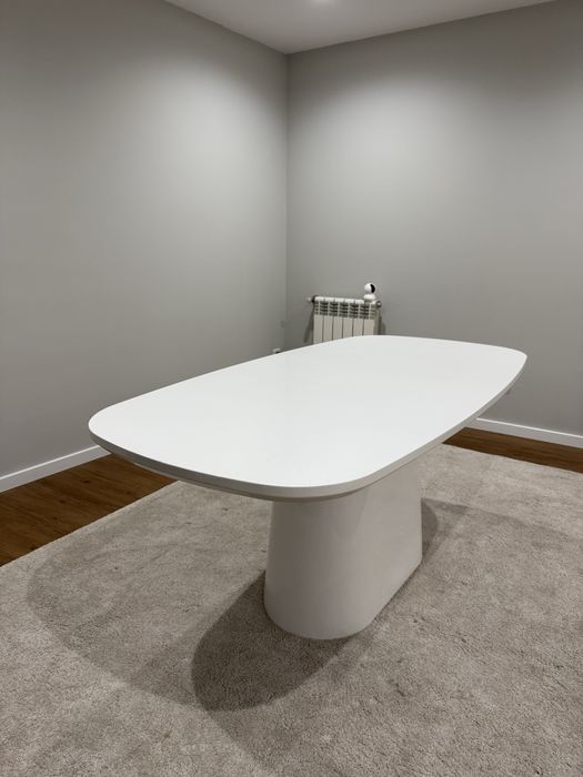 Mesa Oval Lacada em Branco