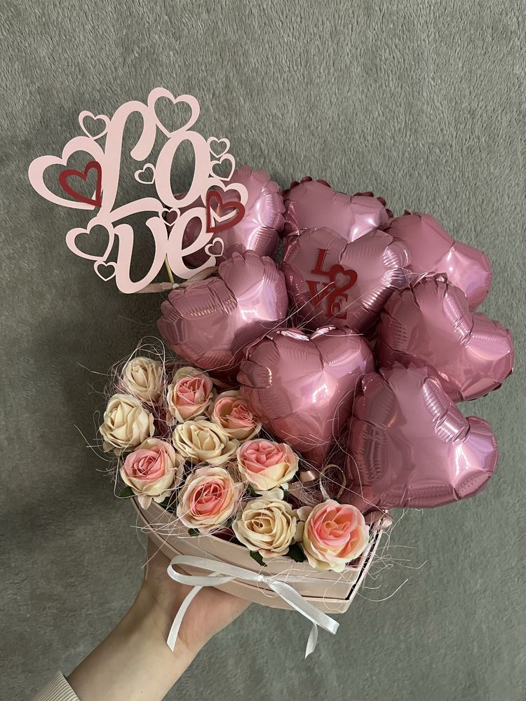Box walentynkowy z sztucznymi różami i balonami serca