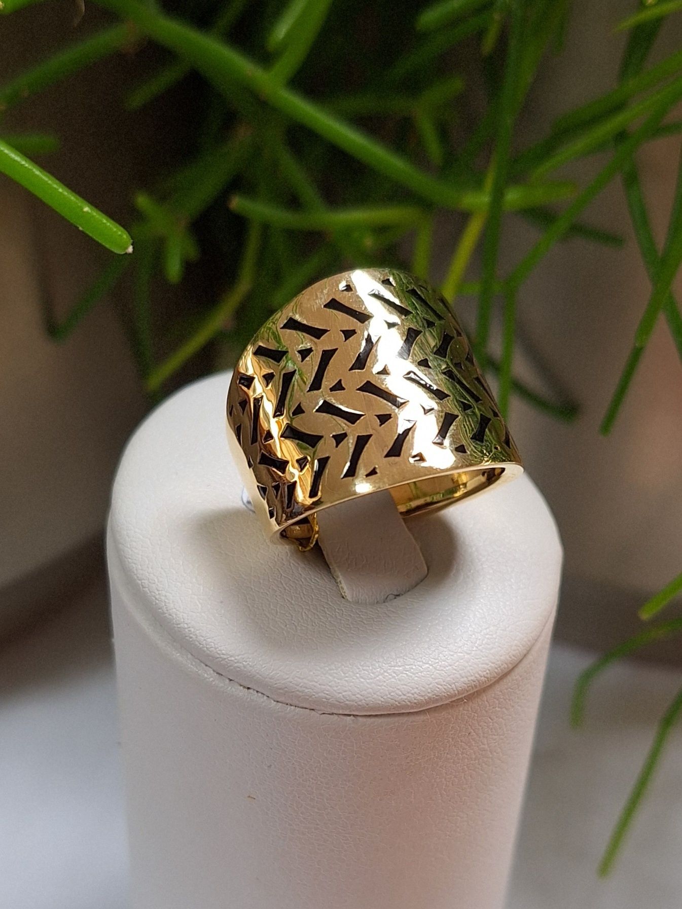 Złoty pierścionek 585 szeroki z ażurowym wzorem r 18