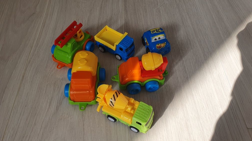 Іграшки машинки пластикові