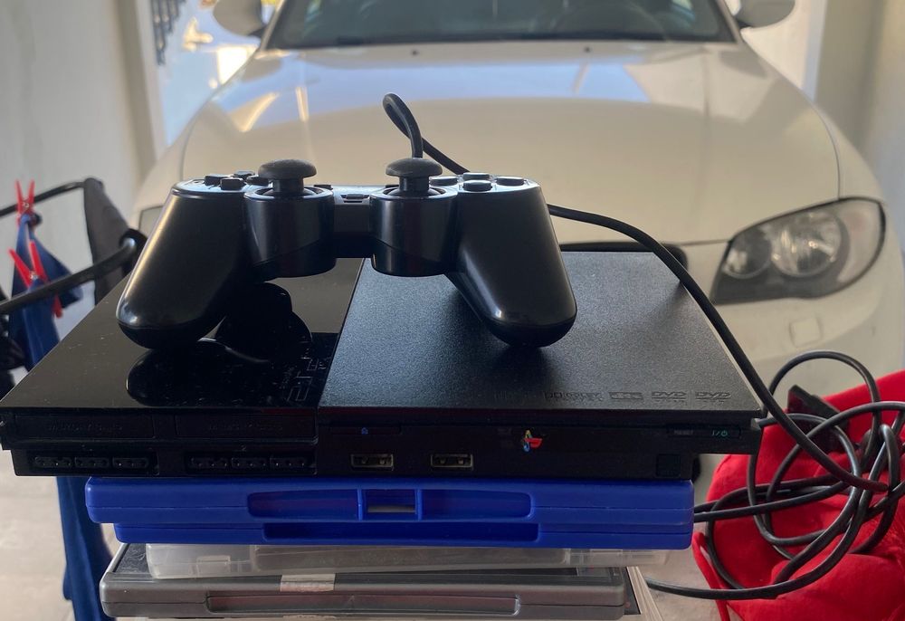 PlayStation 2 com um comando em bom estado