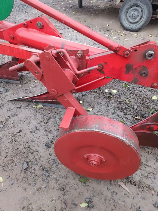 Продам плуг Кварделен 12  3 корпусний привезений з Європи