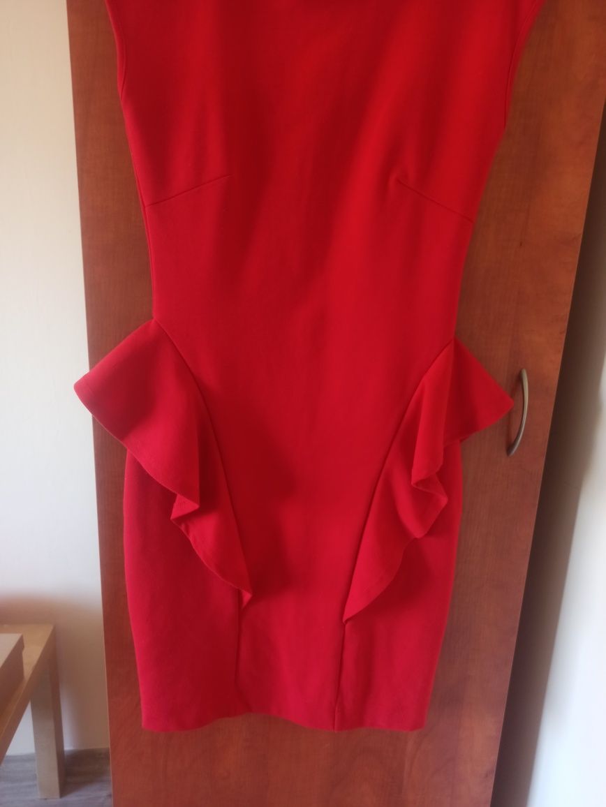 Elegancka czereona dopasowana sukienka