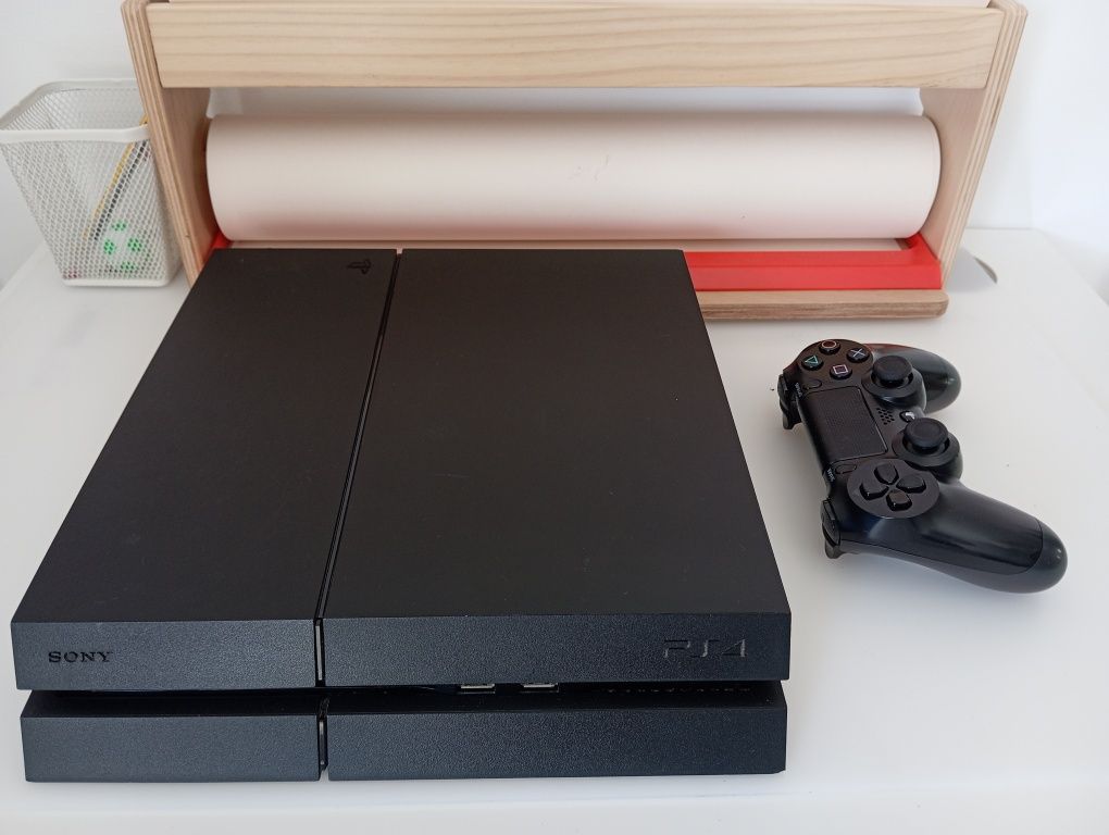 PS4 1TB + Comando (com garantia)
