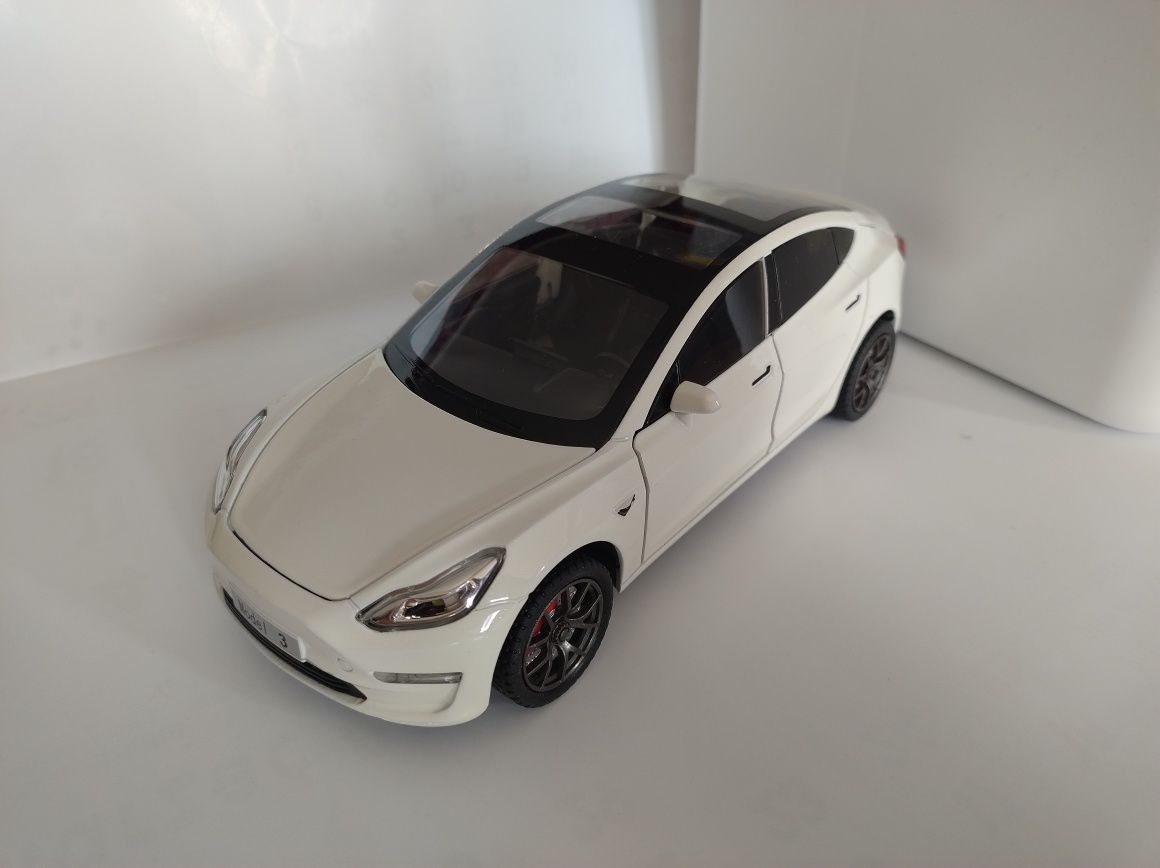 Tesla model 3 w skali 1:24 LED dźwięk