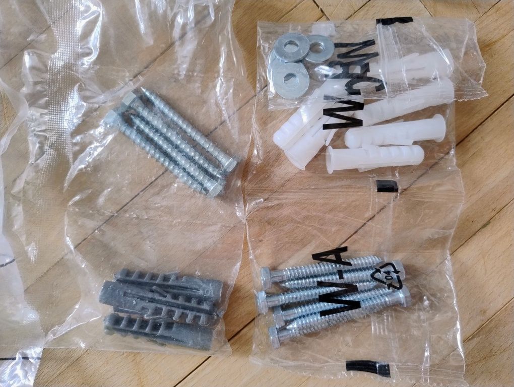 Śruby, tuleje plastikowe