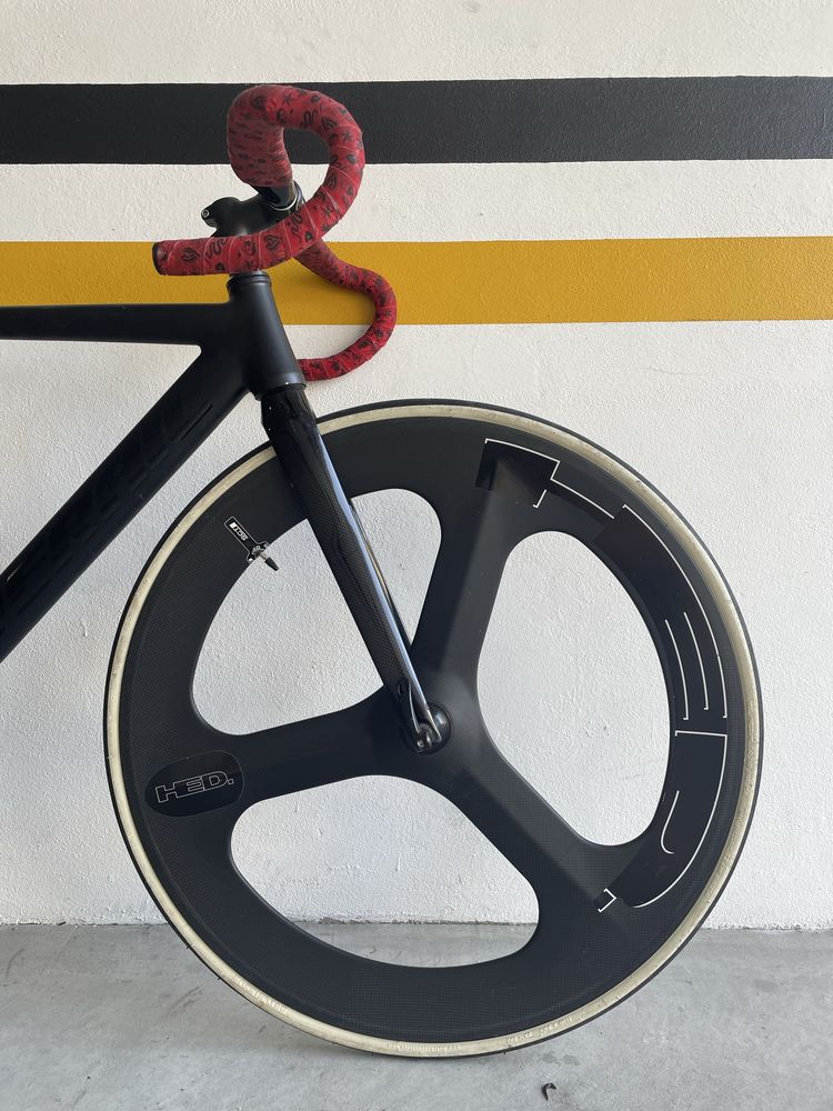 Bicicleta fixie (fixedgear/contra-pedal), com roda carbono HED 3 preta