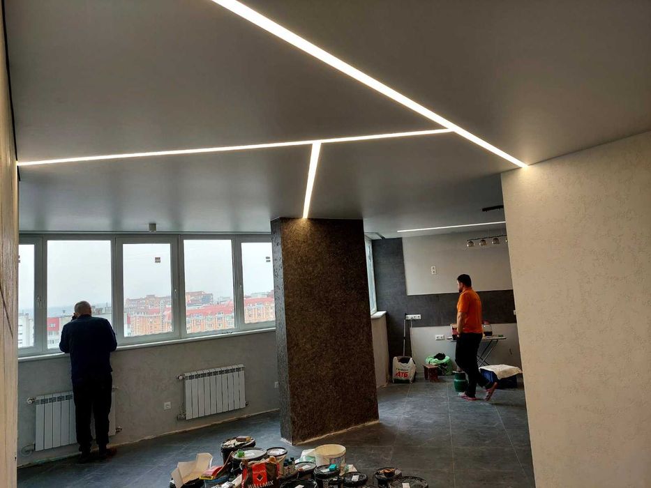 Глянцеві стелі зі світловими лініями.