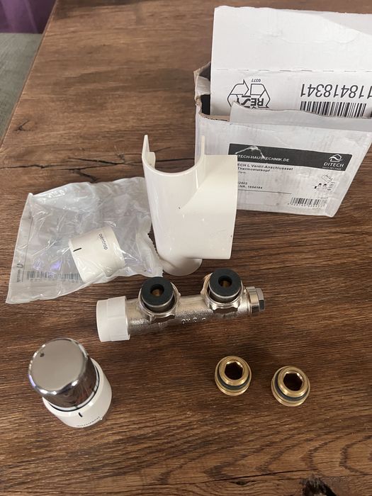 Kątowy zawór grzejnikowy biały Oventrop wraz z głowicą termostatyczną