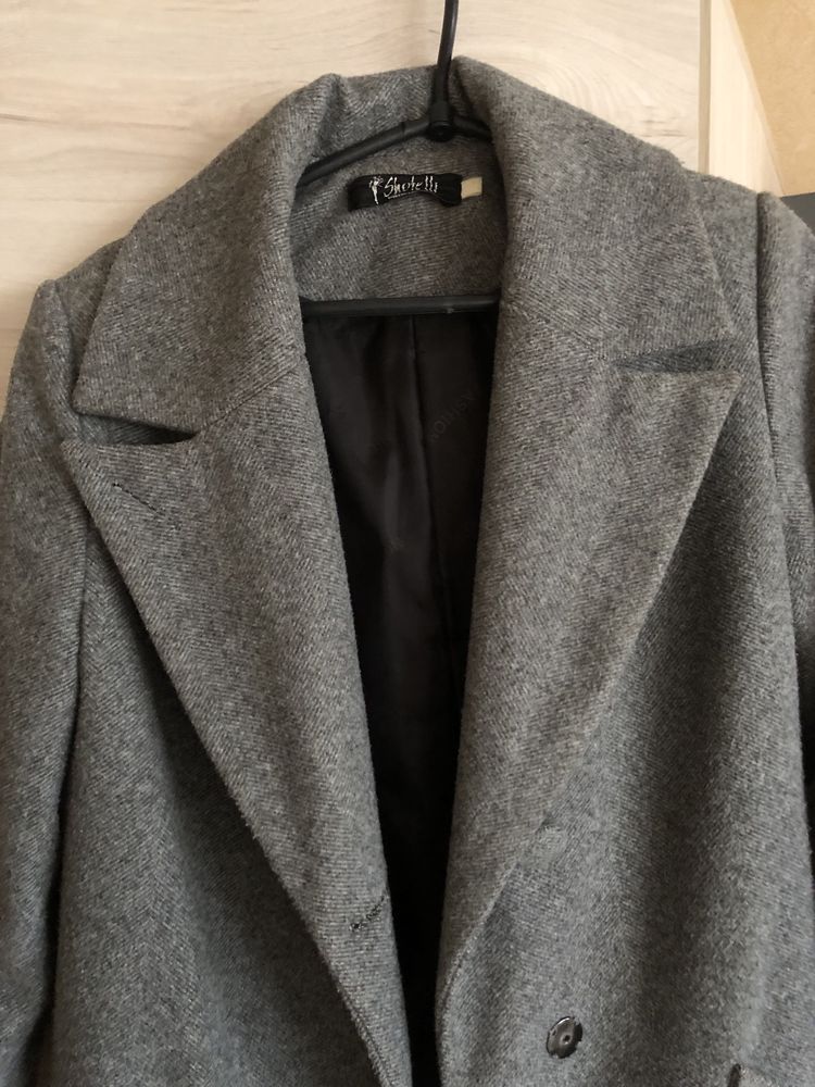 Пальто на весну сірого кольору