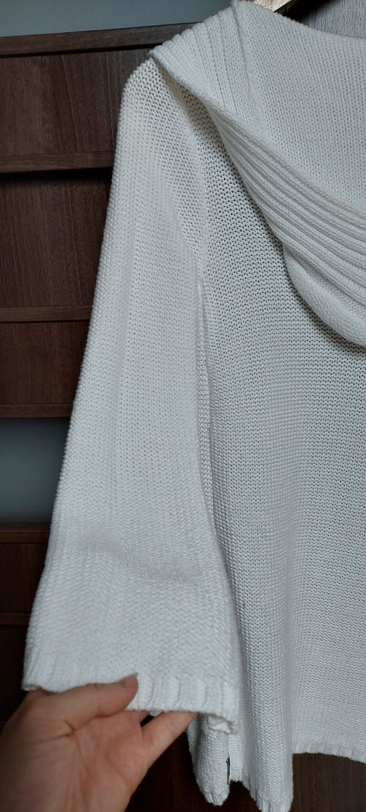 Biały długi sweter kardigan