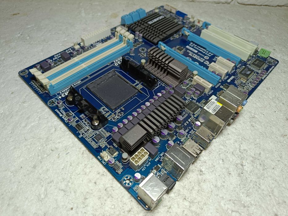 Материнська плата AMD Gigabyte GA-970A-UD3 sAM3+ під FX ВІДМІННИЙ стан
