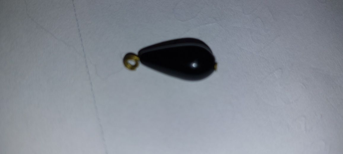 Czarny wisiorek 2 cm x 0.6 cm