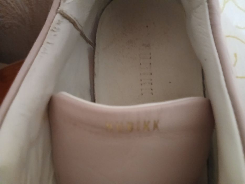 Кроссовки кожаные бежево-розовые.