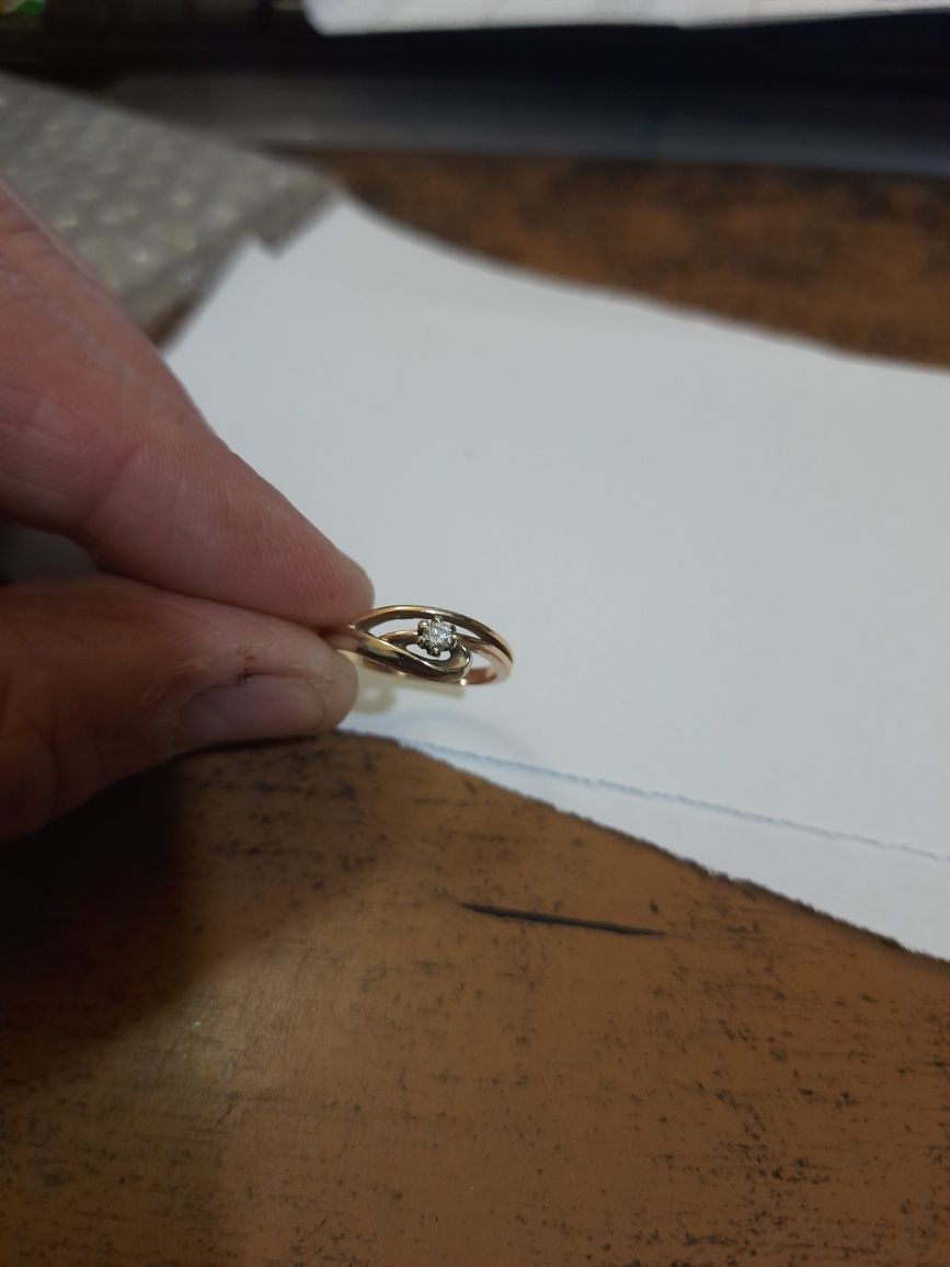 Перстень золотий 585° вага 3,00г брюлік