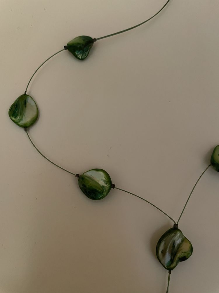 Colar em tons de verde