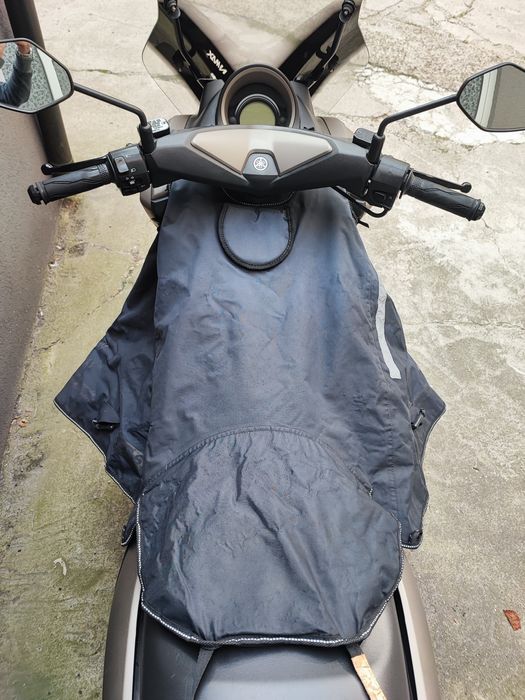 Pokrowiec Tucano Urbano do Yamaha Nmax na nogi