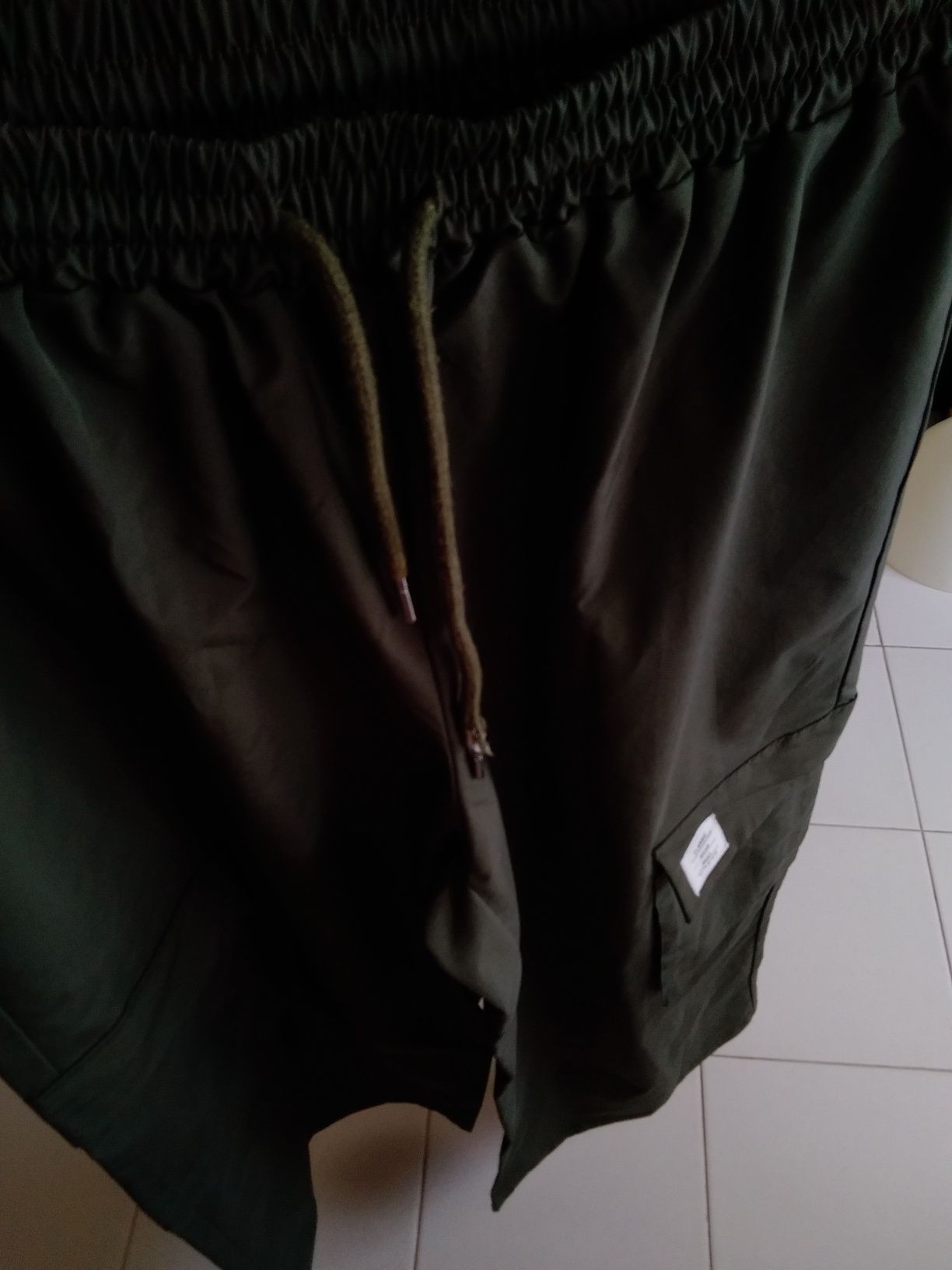 Calças desportivas com bolsos laterais tam. L verdes