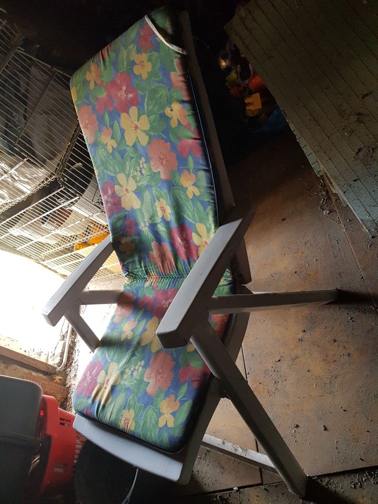 Plastikowe krzesła ogrodowe lub na taras
