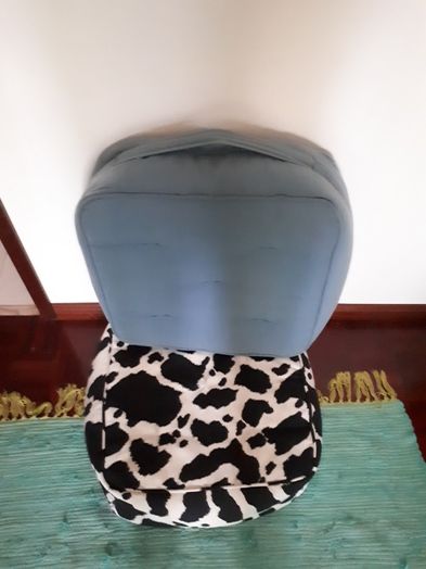 Conjunto de 2 poufs divertidos com pega e de facil transporte 55x55cm.