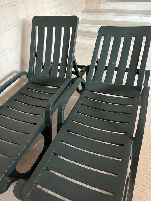 2 espreguiçadeiras verdes