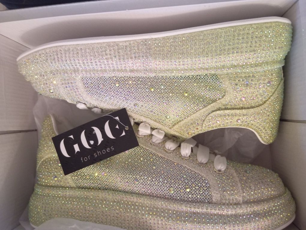 Buty firmy GOE cekinowe