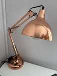 Lampka w kolorze rose gold