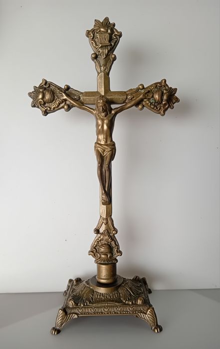 Cruxifixo em latão