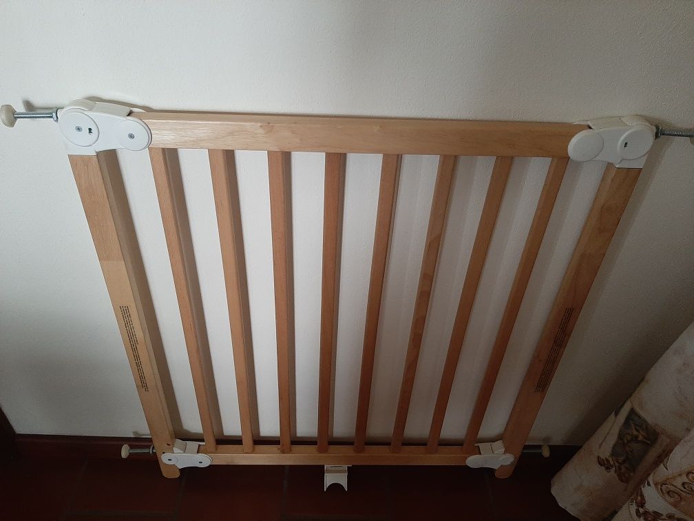 Grade de proteção em madeira de bebés