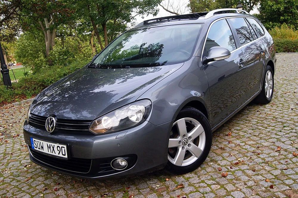 Volkswagen Golf HIGHLINE 1,4TURBO 122PS Navi Kolor Panorama Alcantara 2xPDC Alu16''zDE