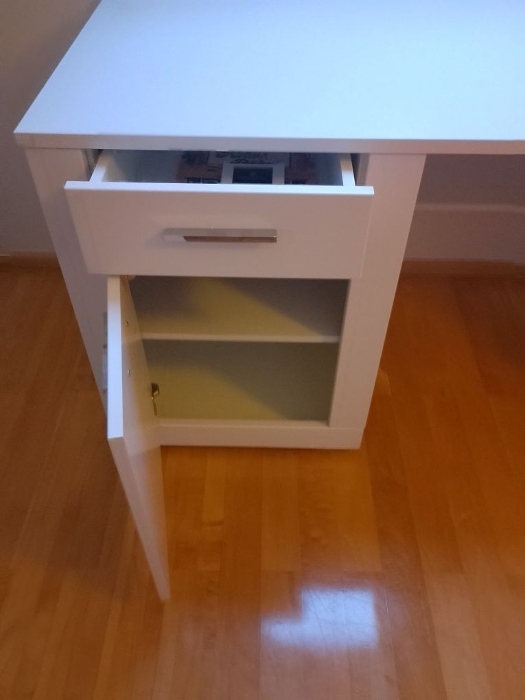 Białe biurko jak nowe