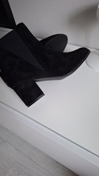 Продам замшевые полусапожки